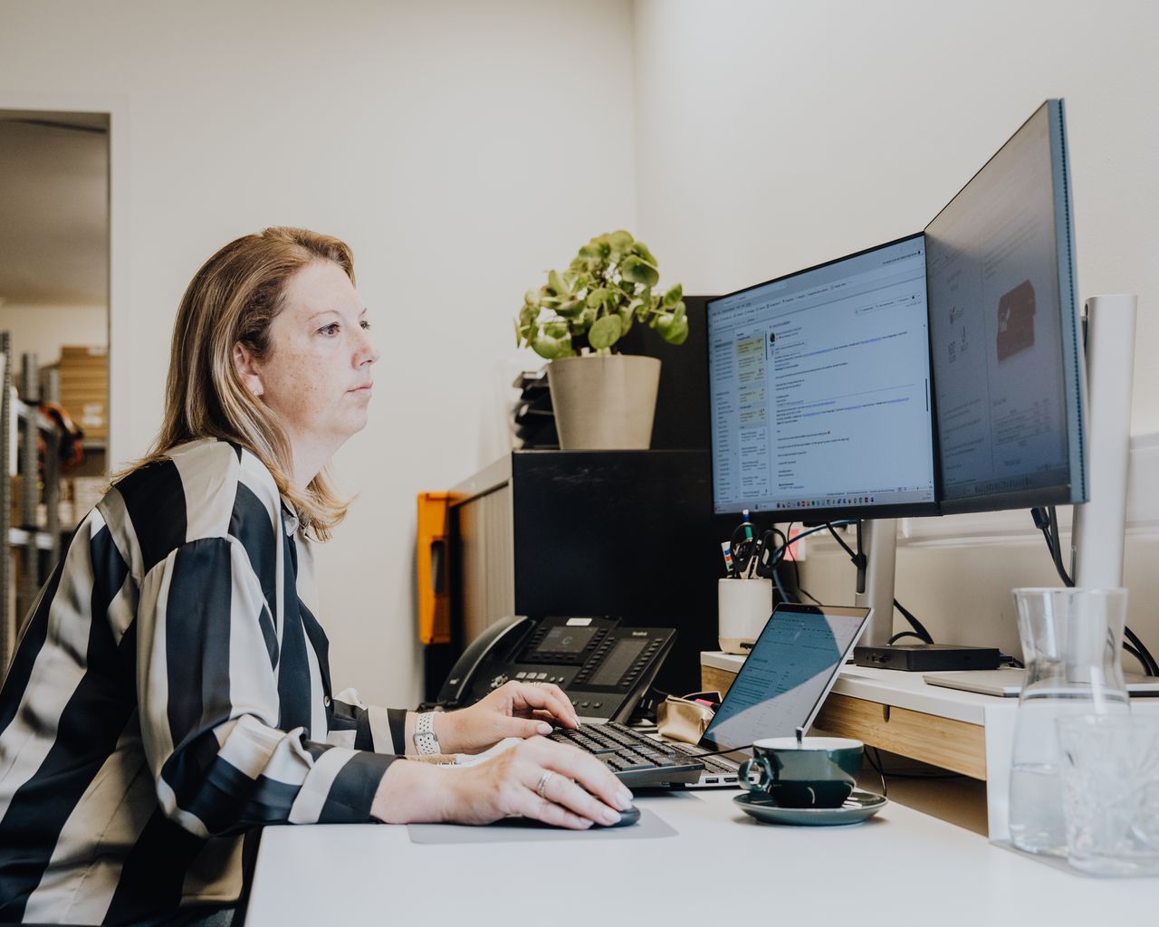 Werkende CareCoach werkneemster aan de bureau