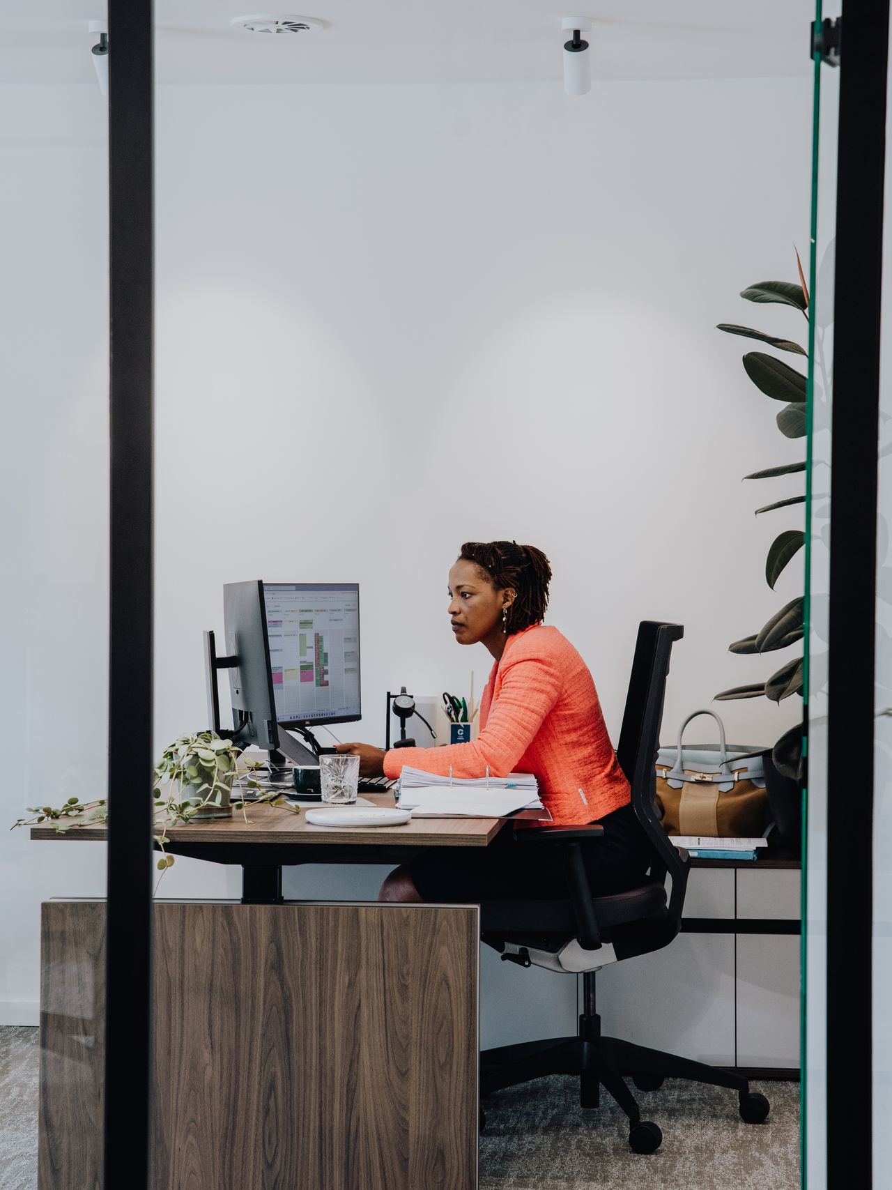 CareCoach werkneemster aan een bureau